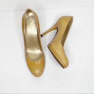 Stuart Weitzman Platswoon size 8.5round toe Patent leather platform pumps Tan.